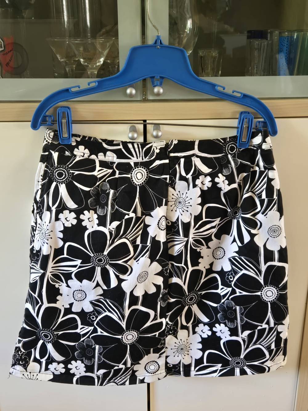 Valerie Stevens Black and White Floral Mini Skirt - Picture 4 of 4